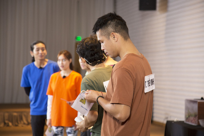 Running Man bản Việt tập 1: Yoo Jae Suk bất ngờ xuất hiện, Trấn Thành mạnh mẽ xé bảng tên cả đội