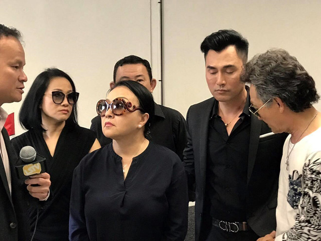 NSƯT Bảo Quốc, Ngọc Huyền đau xót bật khóc trước linh cữu Anh Vũ