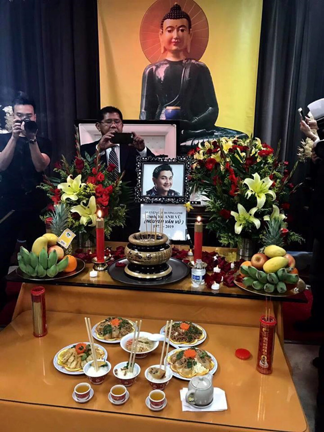 NSƯT Bảo Quốc, Ngọc Huyền đau xót bật khóc trước linh cữu Anh Vũ