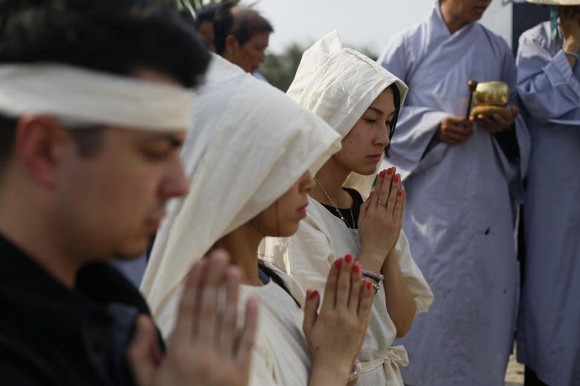 Kathy Uyên đội tang, đưa tro cốt mẹ qua đời tại Mỹ về quê nhà Tiền Giang an táng Kathy Uyên đội tang, đưa tro cốt mẹ qua đời tại Mỹ về quê nhà Tiền Giang an táng