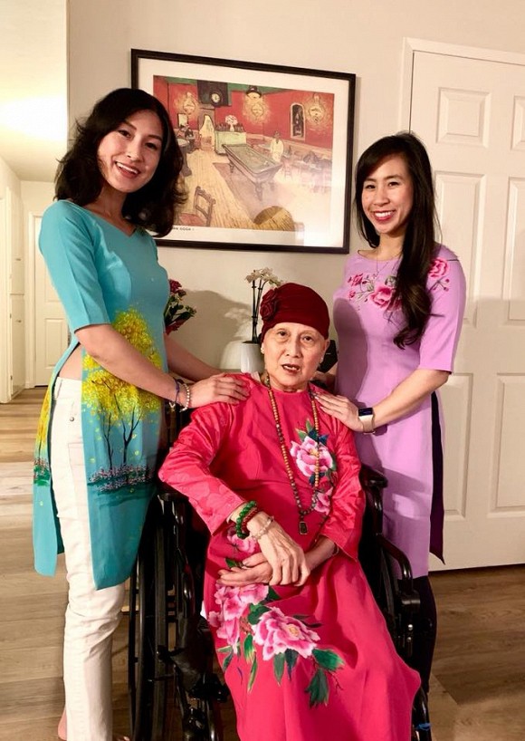 Kathy Uyên đội tang, đưa tro cốt mẹ qua đời tại Mỹ về quê nhà Tiền Giang an táng Kathy Uyên đội tang, đưa tro cốt mẹ qua đời tại Mỹ về quê nhà Tiền Giang an táng