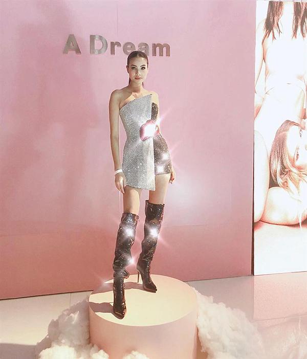 Chính thức tái xuất cực lộng lẫy, Phạm Hương tiếp tục dính nghi vấn sinh con bởi chi tiết này