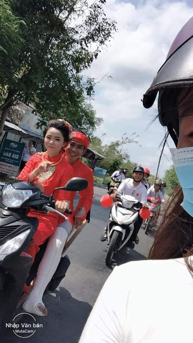 Hình ảnh chú rể bó bột chân, được cô dâu rước bằng xe máy khiến nhiều người vừa thương lại không nhịn được cười