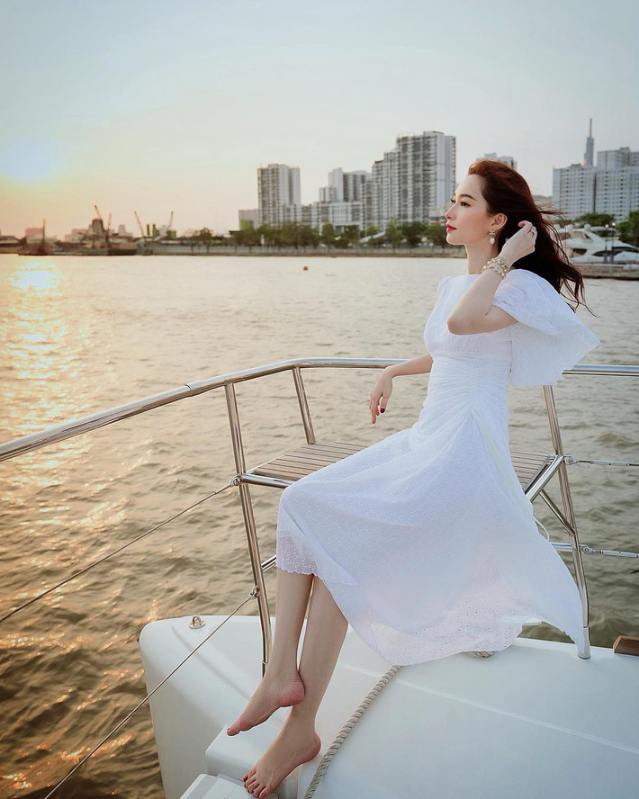 Tiện một công tung tăng diện váy xinh, loạt sao Việt gián tiếp gợi ý cho các chị em những mẫu váy liền đáng sắm nhất trong hè này Tiện một công tung tăng diện váy xinh, loạt sao Việt gián tiếp gợi ý cho các chị em những mẫu váy liền đáng sắm nhất trong hè này
