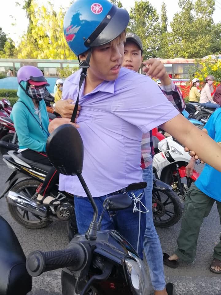 Phẫn nộ với thanh niên đã tranh làn đường còn ra tay hành hung người khác, đáng ngạc nhiên là thái độ của người mẹ Phẫn nộ với thanh niên đã tranh làn đường còn ra tay hành hung người khác, đáng ngạc nhiên là thái độ của người mẹ