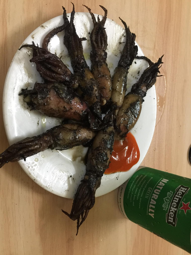 Tin lời người bán mua món mực chế biến cực đơn giản, cô nàng bỗng trở thành trò cười sau một đêm với tay nghề nội trợ thảm họa