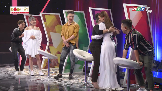 Puka lộ hàng vì hồn nhiễn giũ váy trên sóng truyền hình