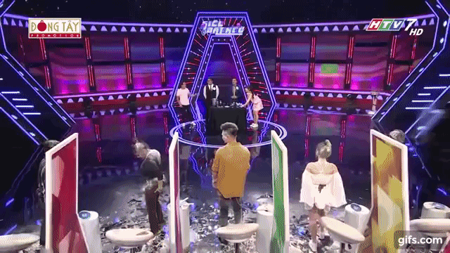 Puka lộ hàng vì hồn nhiễn giũ váy trên sóng truyền hình