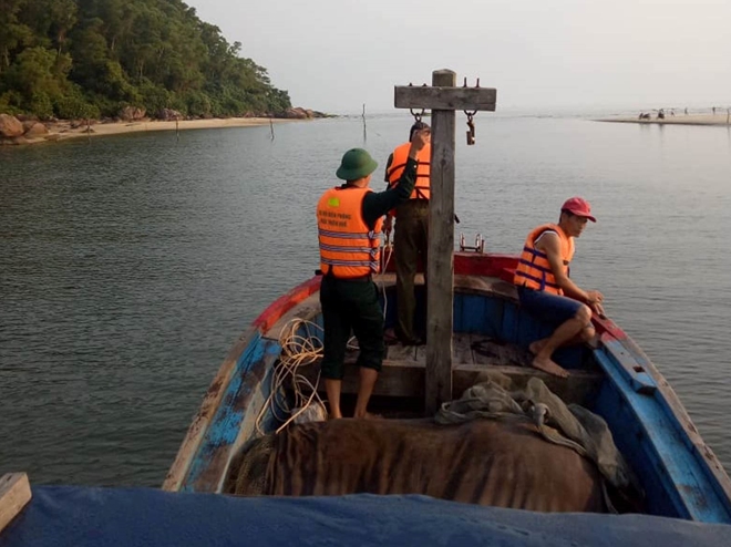 Nam thanh niên chết đuối sau khi cứu 2 nữ sinh giữa sóng dữ