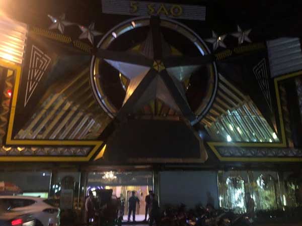 Quán karaoke ở Bình Dương chứa bom xăng, mã tấu và ma túy