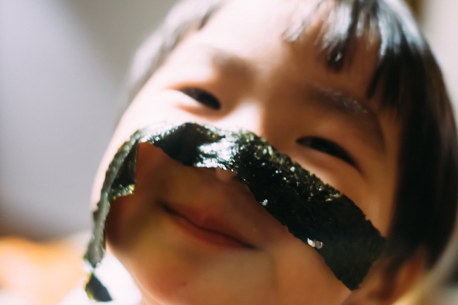 Bộ ảnh em bé Nhật Bản đáng yêu làm tan chảy người xem, thế nhưng lại ẩn chứa câu chuyện cảm động đầy nước mắt đằng sau