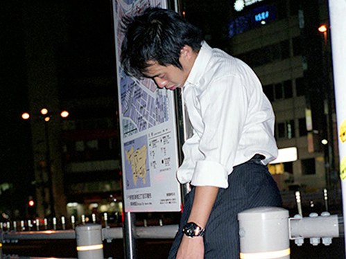 Dân công sở ngủ gật trên đường bộc lộ văn hóa làm việc kiệt sức ở Nhật