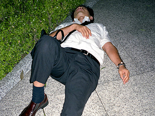 Dân công sở ngủ gật trên đường bộc lộ văn hóa làm việc kiệt sức ở Nhật