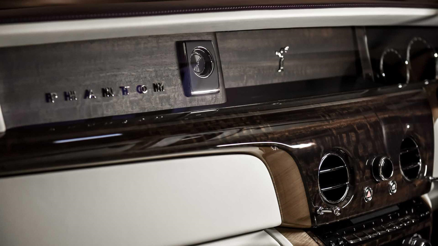 Khám phá Rolls-Royce Phantom có vách ngăn riêng tư tuyệt đối