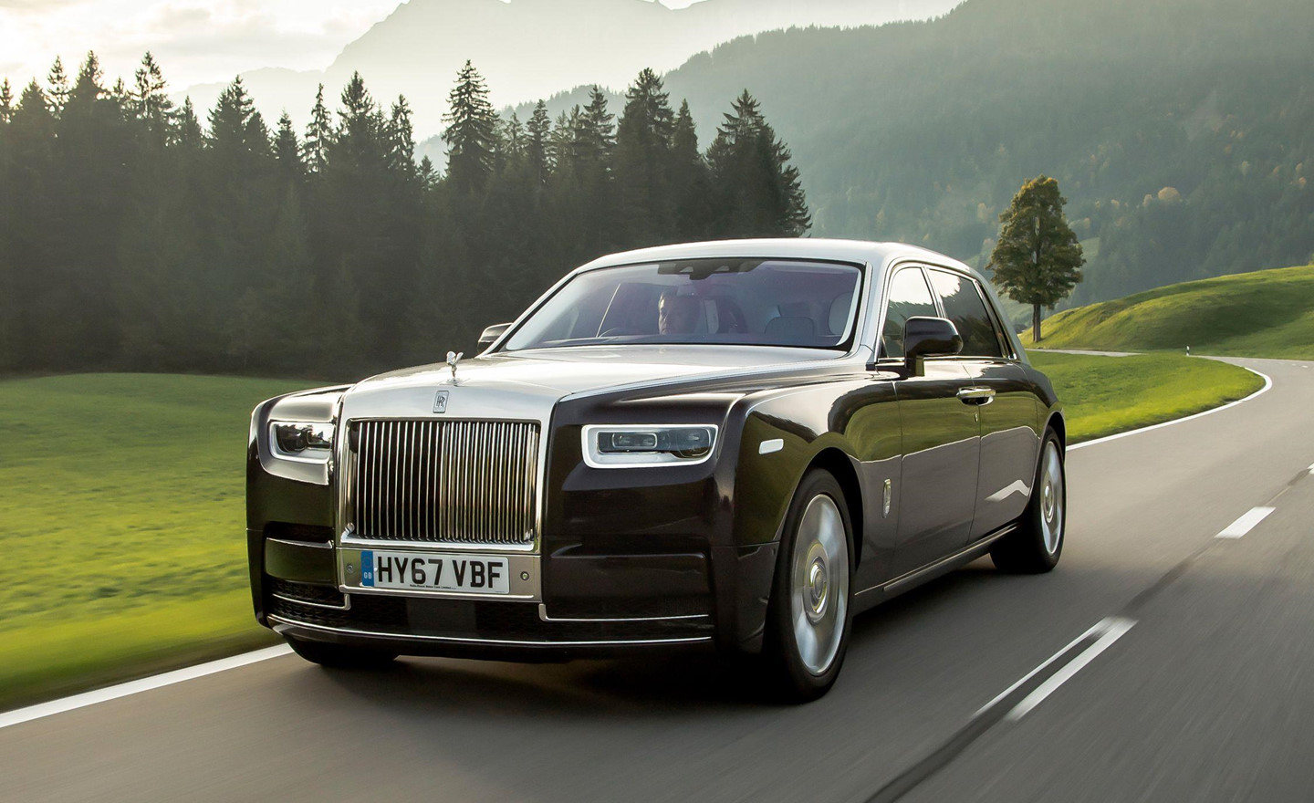 Khám phá Rolls-Royce Phantom có vách ngăn riêng tư tuyệt đối