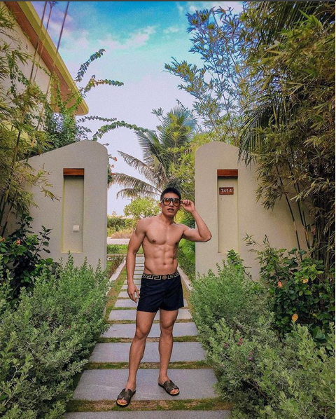 Quốc Thiên gây sốc với bộ trang phục cosplay cô hầu gái: trên mặc bikini khoe bụng 6 múi, dưới đi tất lưới sexy hơn cả hội chị em