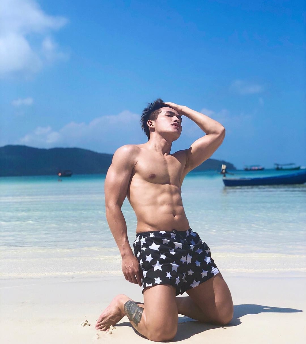 Quốc Thiên gây sốc với bộ trang phục cosplay cô hầu gái: trên mặc bikini khoe bụng 6 múi, dưới đi tất lưới sexy hơn cả hội chị em