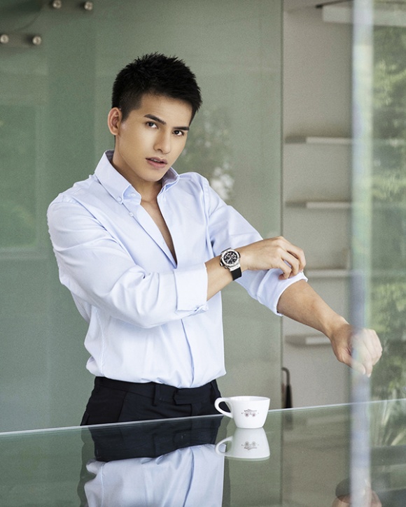 Quốc Thiên gây sốc với bộ trang phục cosplay cô hầu gái: trên mặc bikini khoe bụng 6 múi, dưới đi tất lưới sexy hơn cả hội chị em