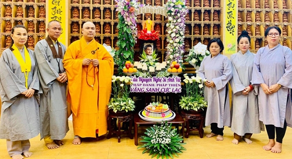 Danh hài Thúy Nga tổ chức lễ cầu siêu trước khi cố nghệ sĩ Anh Vũ được đưa về nước