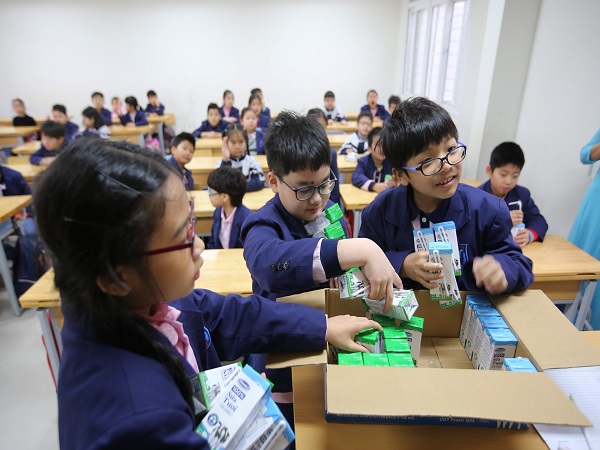 Nhiều lợi ích không ngờ, phụ huynh Hà Nội ngất ngây với Sữa học đường