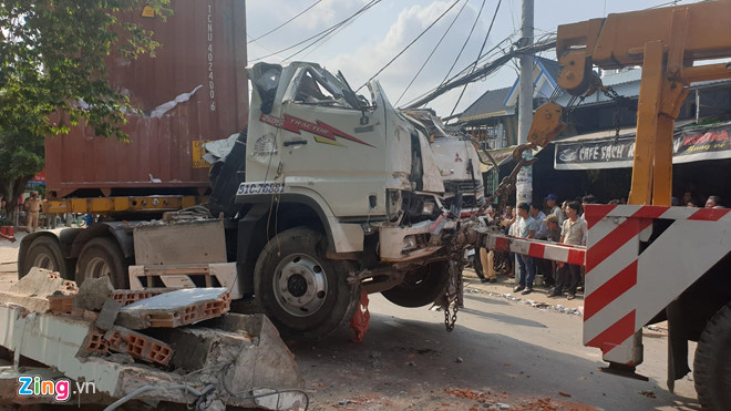 Xe đầu kéo tông sập 3 nhà dân, 3 gia đình ở Sài Gòn may mắn thoát chết