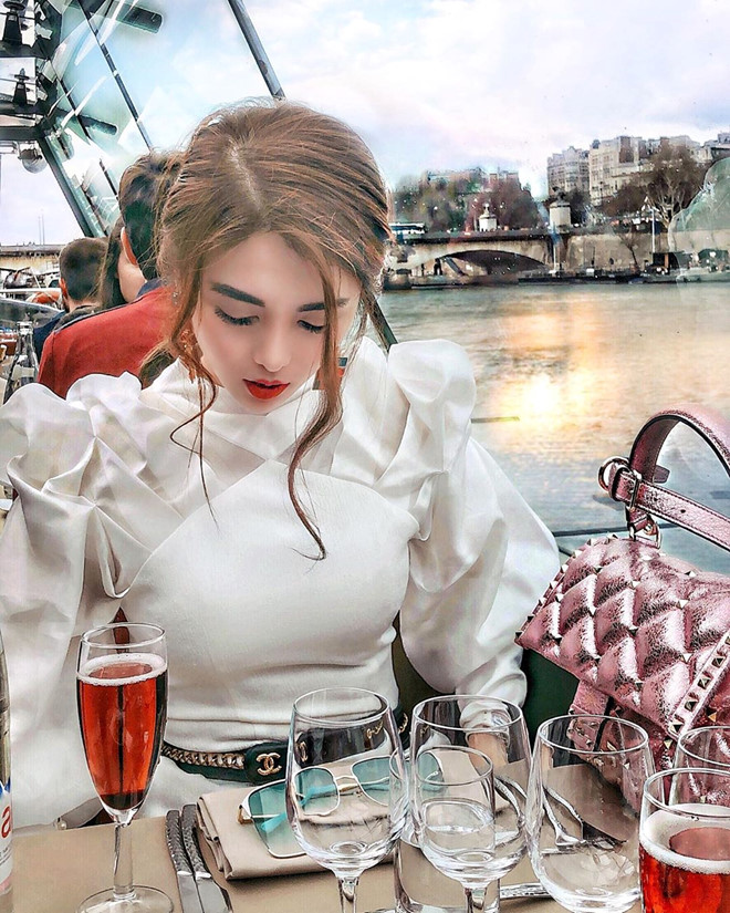 Tiểu thư nhà giàu Claret Giang Lê khoe hạnh phúc bên bạn trai hot boy