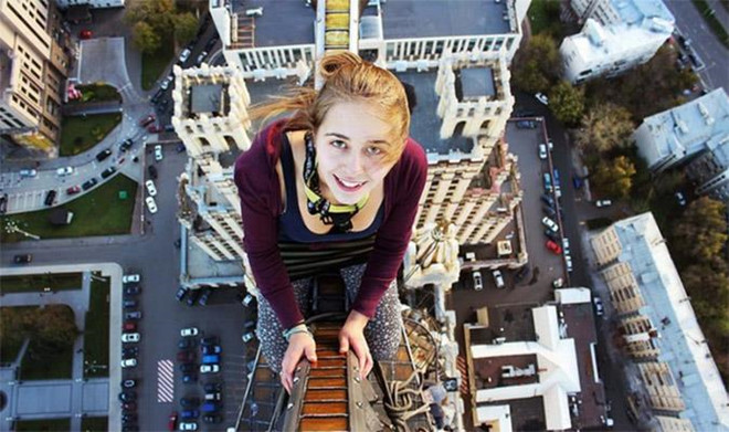 Rơi từ tầng 10 trong lúc selfie, thiếu nữ Nga thoát chết kỳ diệu