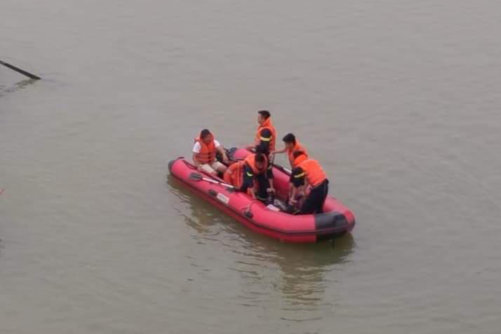 Nữ kế toán trường mầm non nhảy xuống sông Lam sau cuộc điện thoại