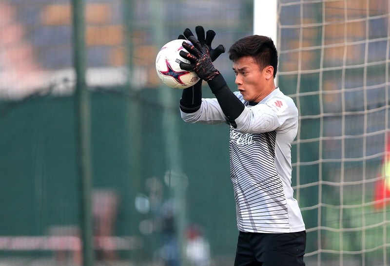 Thủ môn Bùi Tiến Dũng mất suất lên tuyển có gì lạ?