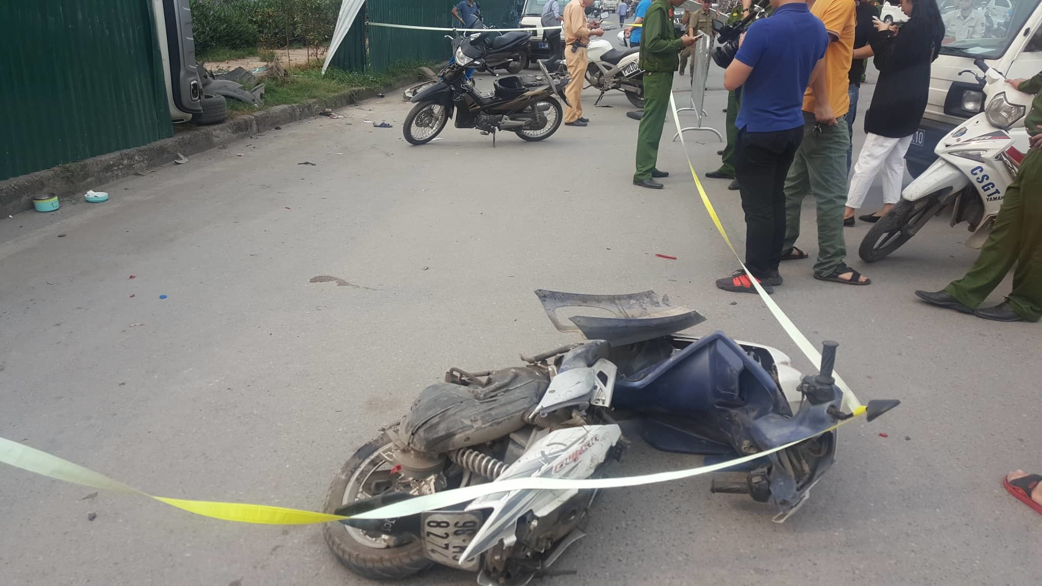 Video ảnh: Nữ tài xế lái Mercedes tông loạt xe máy, đổ cột điện giữa Hà Nội