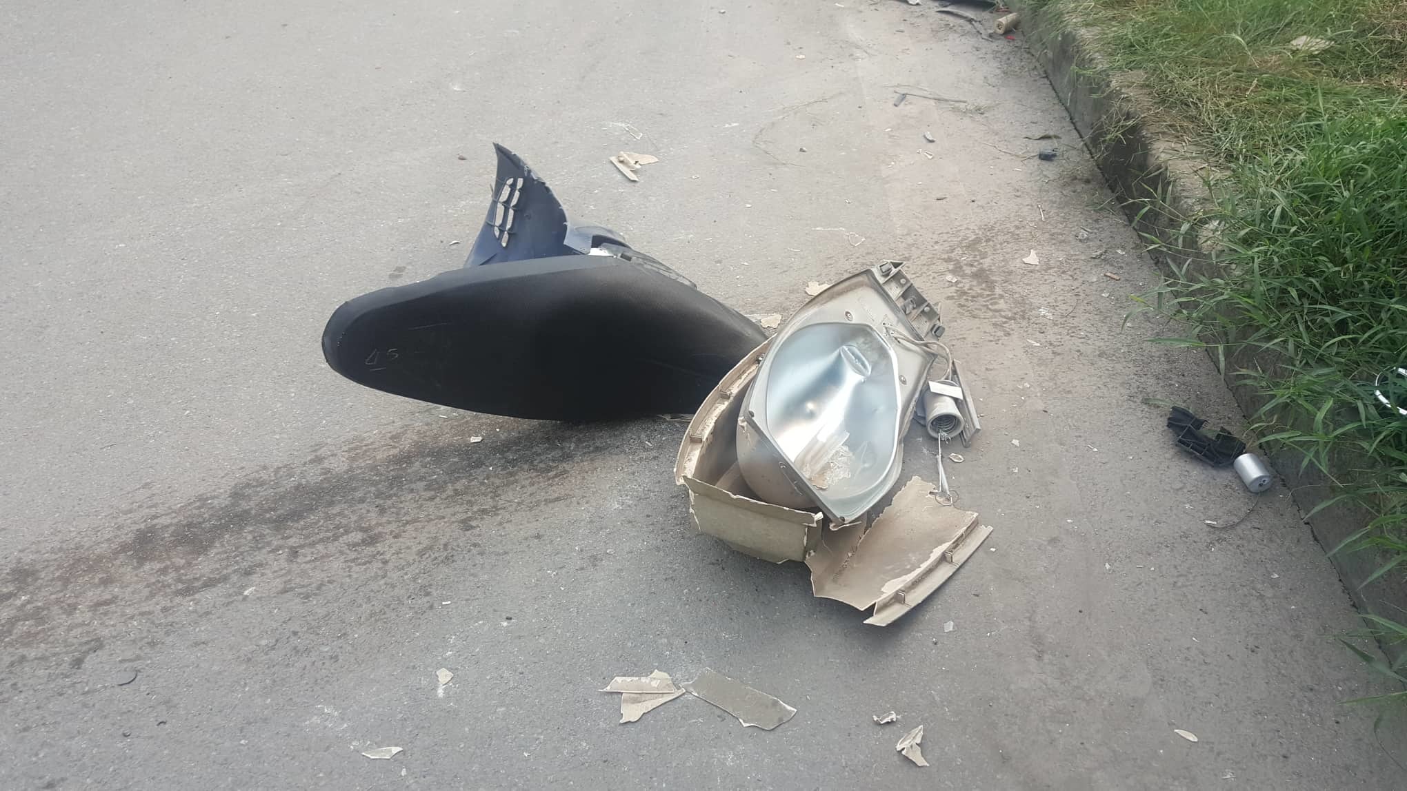 Video ảnh: Nữ tài xế lái Mercedes tông loạt xe máy, đổ cột điện giữa Hà Nội