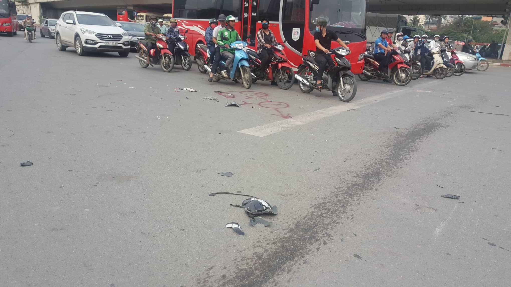 Video ảnh: Nữ tài xế lái Mercedes tông loạt xe máy, đổ cột điện giữa Hà Nội