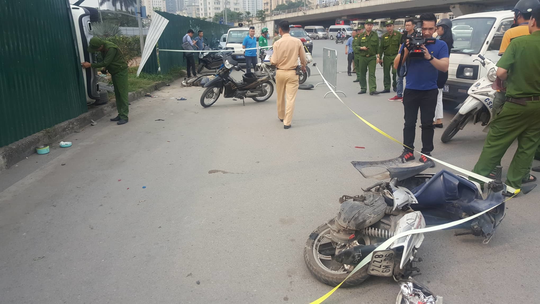 Video ảnh: Nữ tài xế lái Mercedes tông loạt xe máy, đổ cột điện giữa Hà Nội