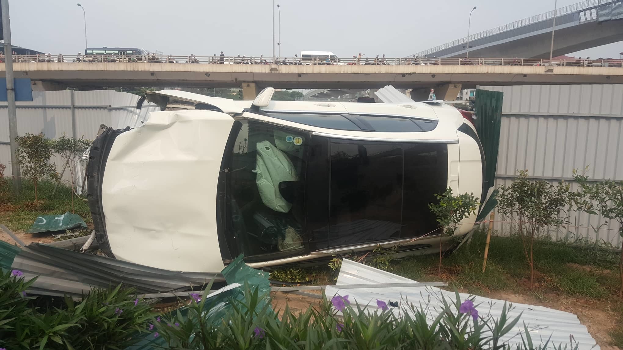 Video ảnh: Nữ tài xế lái Mercedes tông loạt xe máy, đổ cột điện giữa Hà Nội