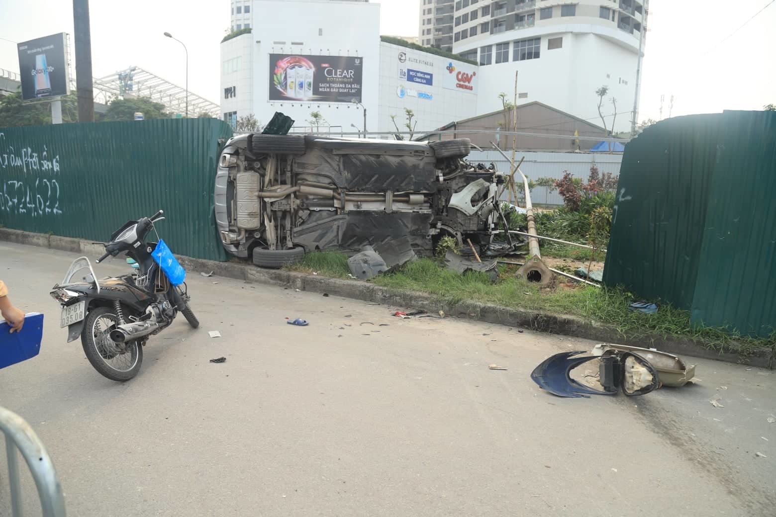 Video ảnh: Nữ tài xế lái Mercedes tông loạt xe máy, đổ cột điện giữa Hà Nội