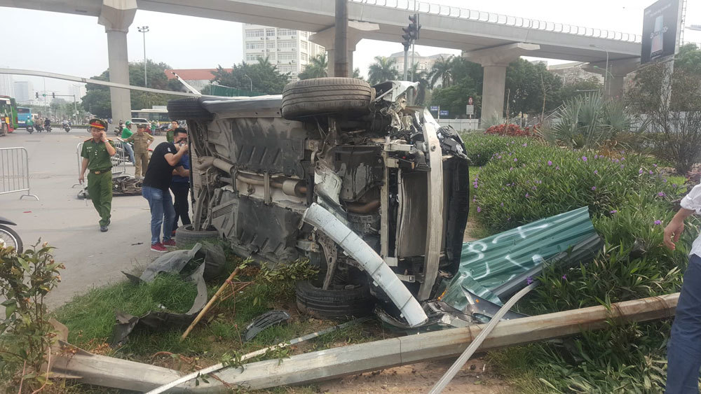 Video ảnh: Nữ tài xế lái Mercedes tông loạt xe máy, đổ cột điện giữa Hà Nội