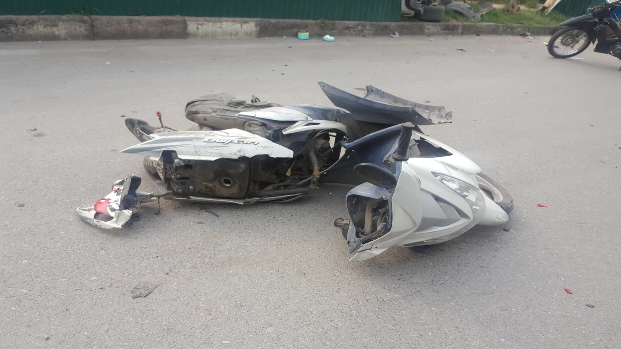 Video ảnh: Nữ tài xế lái Mercedes tông loạt xe máy, đổ cột điện giữa Hà Nội