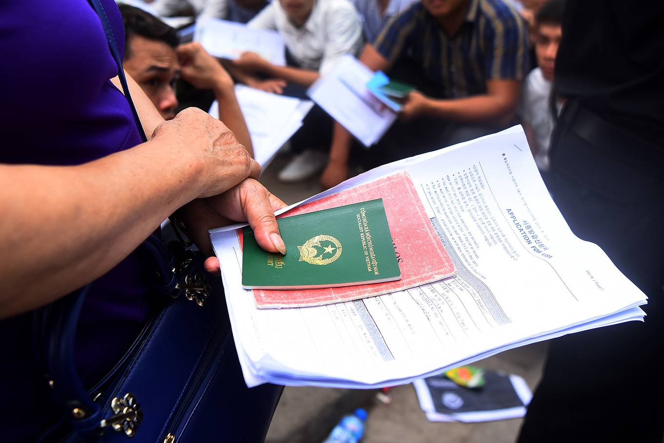 Nghìn người xếp hàng từ 3h sáng xin visa Hàn Quốc