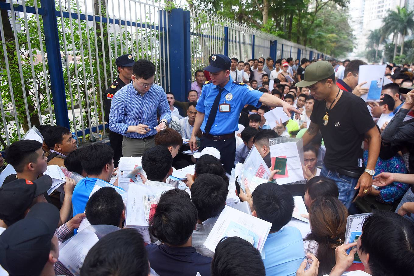 Nghìn người xếp hàng từ 3h sáng xin visa Hàn Quốc