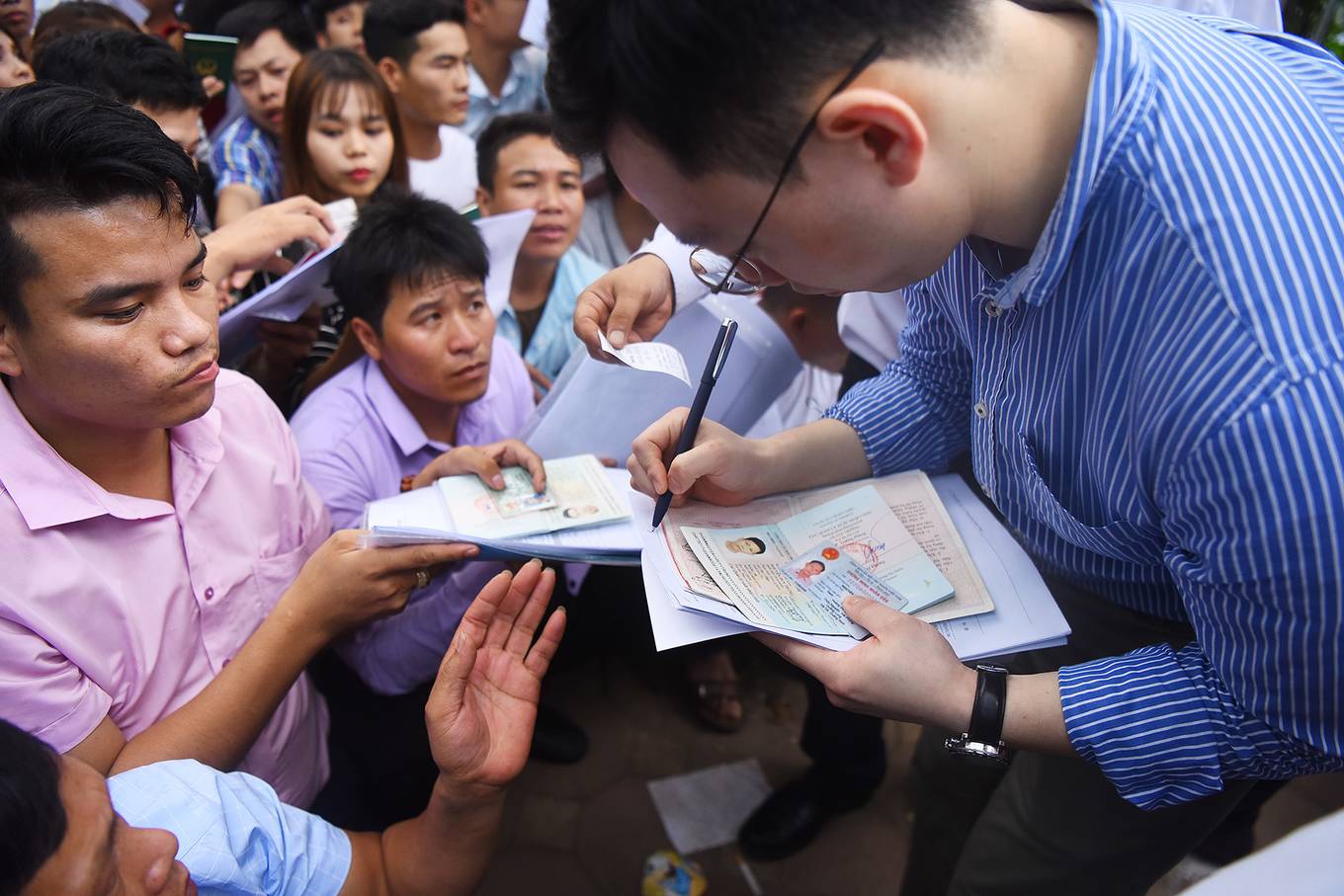 Nghìn người xếp hàng từ 3h sáng xin visa Hàn Quốc