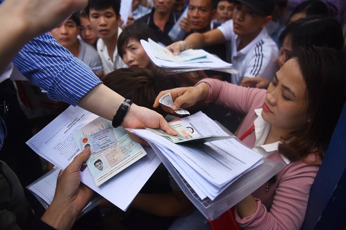 Nghìn người xếp hàng từ 3h sáng xin visa Hàn Quốc