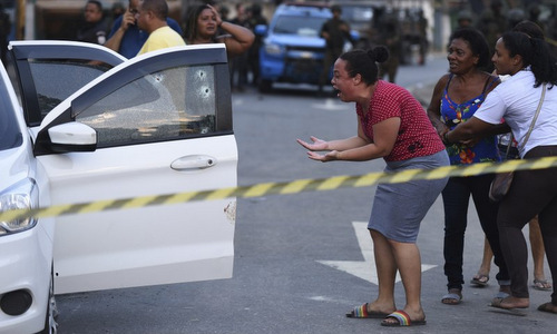 Binh sĩ Brazil xả đạn vào xe chở gia đình 5 người