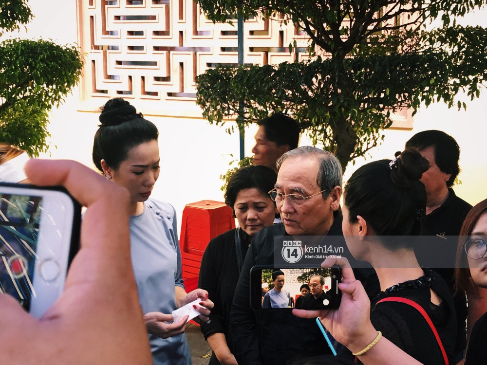 Trước giờ cử hành tang lễ, bố Anh Vũ thay mặt gia đình gửi lời cám ơn mọi người đã đưa cố nghệ sĩ về đất mẹ