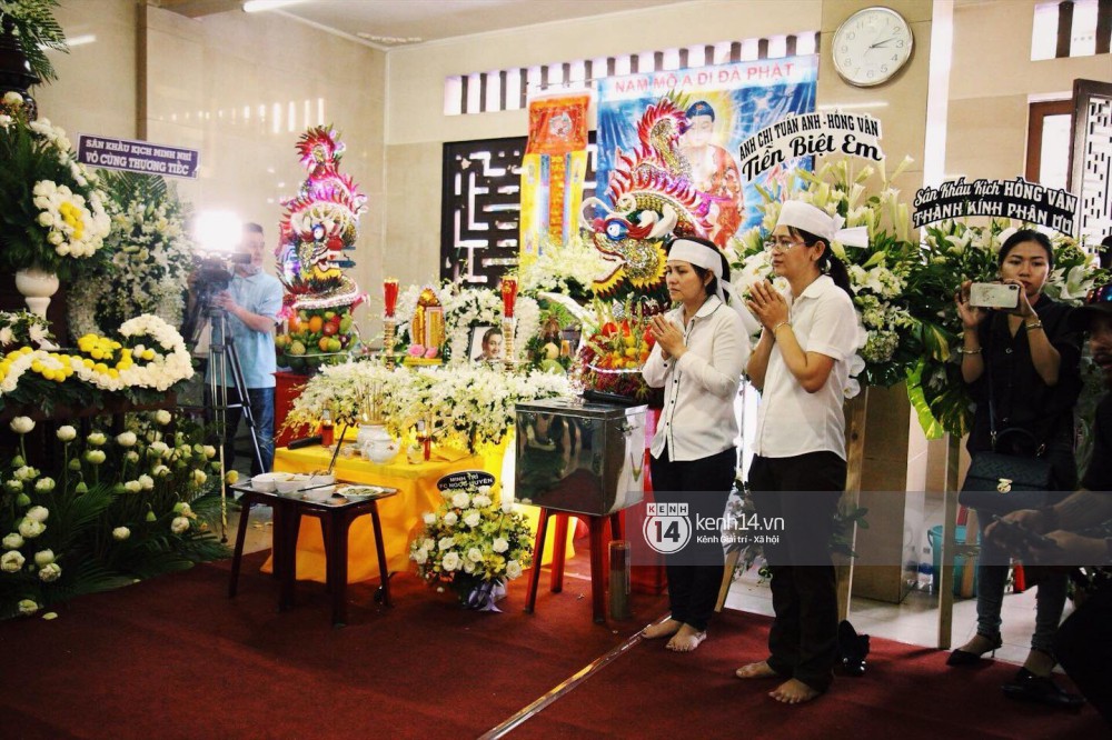 Trước giờ cử hành tang lễ, bố Anh Vũ thay mặt gia đình gửi lời cám ơn mọi người đã đưa cố nghệ sĩ về đất mẹ