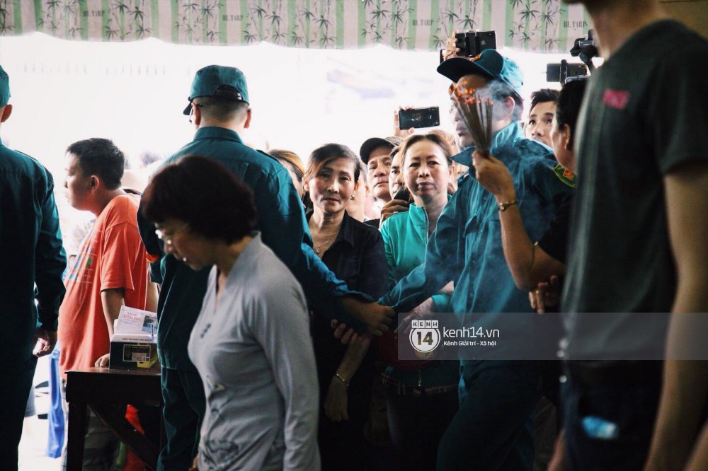 Trước giờ cử hành tang lễ, bố Anh Vũ thay mặt gia đình gửi lời cám ơn mọi người đã đưa cố nghệ sĩ về đất mẹ