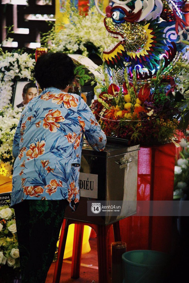 Trước giờ cử hành tang lễ, bố Anh Vũ thay mặt gia đình gửi lời cám ơn mọi người đã đưa cố nghệ sĩ về đất mẹ