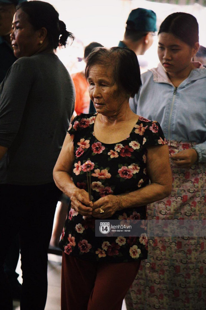 Trước giờ cử hành tang lễ, bố Anh Vũ thay mặt gia đình gửi lời cám ơn mọi người đã đưa cố nghệ sĩ về đất mẹ