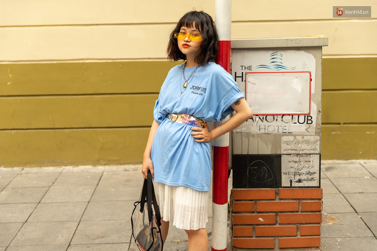 Mới đầu hè, giới trẻ đã khoe street style cực gắt với hot trend đồ hoa cả cành, bodysuit, đồ màu be