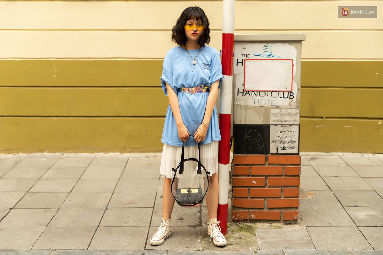 Mới đầu hè, giới trẻ đã khoe street style cực gắt với hot trend đồ hoa cả cành, bodysuit, đồ màu be