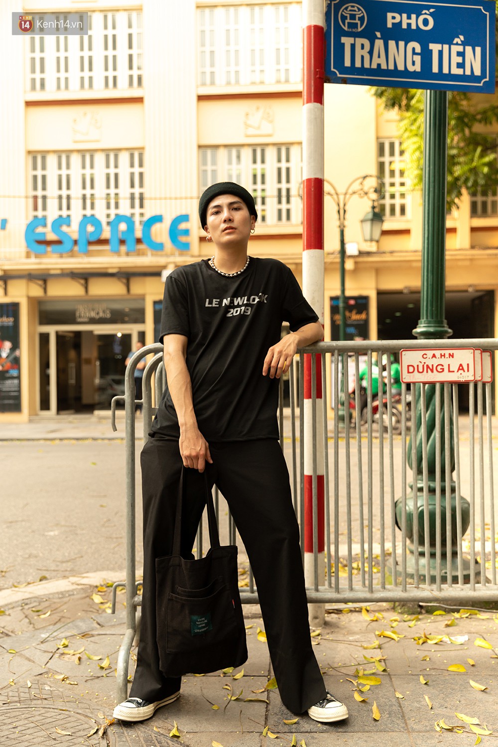 Mới đầu hè, giới trẻ đã khoe street style cực gắt với hot trend đồ hoa cả cành, bodysuit, đồ màu be